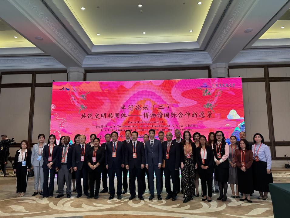 5月30日，“共筑文明共同體——博物館國際合作新愿景”平行論壇在甘肅敦煌舉行。圖為中外專家合影留念。（中新社記者丁思 攝）