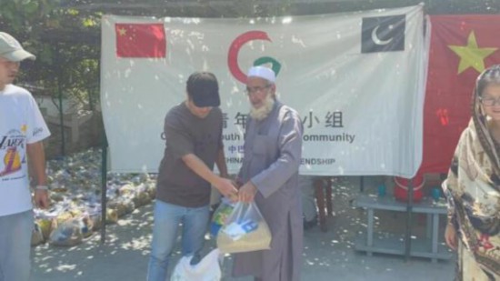 圖為中巴青年交流小組成員在發(fā)放物資。(受訪者供圖)