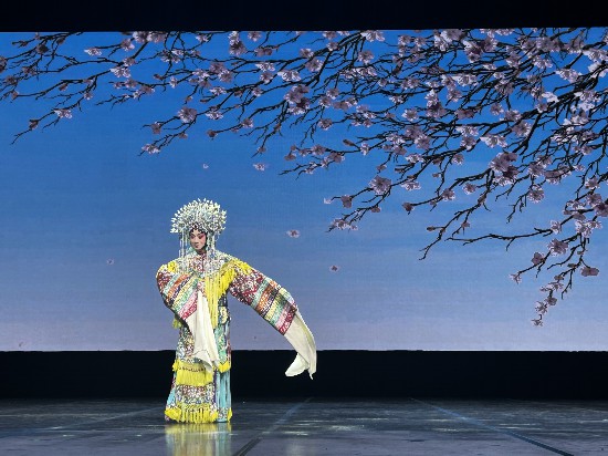 京劇梅派傳人胡文閣一曲《梨花頌》,博得滿(mǎn)堂喝彩。人民日?qǐng)?bào)記者 時(shí)元皓攝