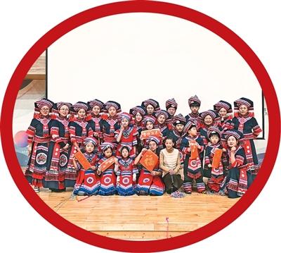 圖為孩子和家長身著壯族服飾合影。