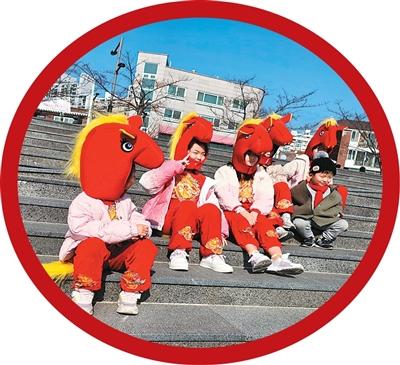 孩子們在韓國蔚山中區(qū)太和江國家庭院合影。